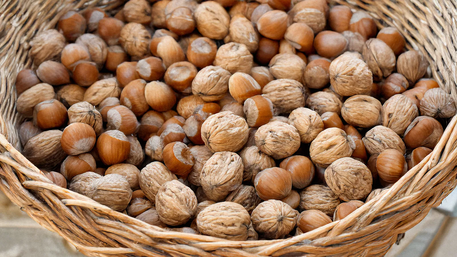 Nueces con cáscara en una cesta